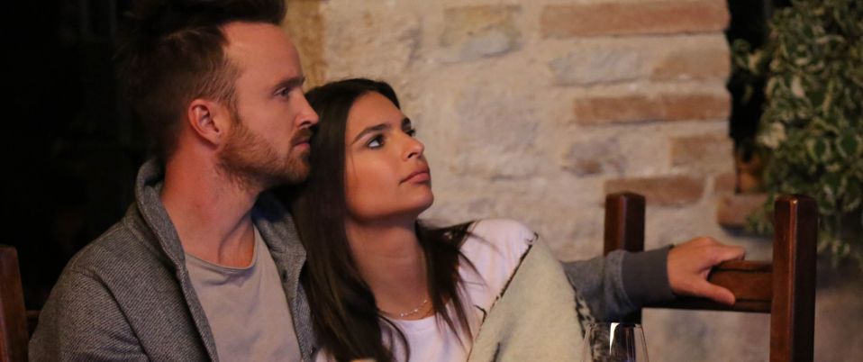 Il nous regarde